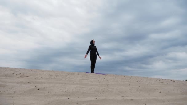 Mujer musulmana en hiyab haciendo ejercicio de yoga estilo de vida saludable en el desierto al atardecer — Vídeos de Stock