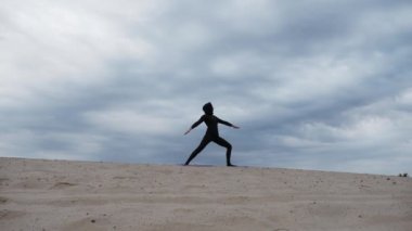 Sağlıklı yaşam tarzı yoga çölde günbatımında egzersiz hijab Müslüman kadın