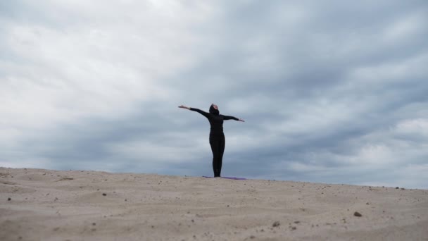 Mujer musulmana en hiyab haciendo ejercicio de yoga estilo de vida saludable en el desierto al atardecer — Vídeos de Stock