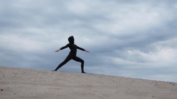 Mujer musulmana en hiyab haciendo ejercicio de yoga estilo de vida saludable en el desierto al atardecer — Vídeos de Stock