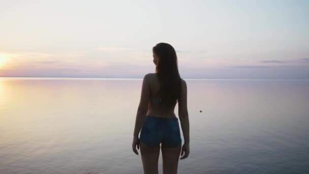 Glückliche Strandfrau, die Hände winkt und Hallo sagt auf Hawaii. Porträt einer asiatischen Kaukasierin am Strand. Hallo Sommerkonzept — Stockvideo