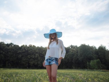 Bahar alan kız gülümseyen güzellik. Çayır. Sağlıklı uzun üfleme saç Enjoying doğa ile gülüyor ve mutlu genç model kadın portresi. Güzel genç kadın açık havada