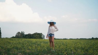 Bahar alan kız gülümseyen güzellik. Çayır. Sağlıklı uzun üfleme saç Enjoying doğa ile gülüyor ve mutlu genç model kadın portresi. Güzel genç kadın açık havada