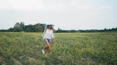 Bahar alan kız gülümseyen güzellik. Çayır. Sağlıklı uzun üfleme saç Enjoying doğa ile gülüyor ve mutlu genç model kadın portresi. Güzel genç kadın açık havada