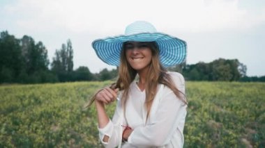 Bahar alan kız gülümseyen güzellik. Çayır. Sağlıklı uzun üfleme saç Enjoying doğa ile gülüyor ve mutlu genç model kadın portresi. Güzel genç kadın açık havada