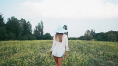 Bahar alan kız gülümseyen güzellik. Çayır. Sağlıklı uzun üfleme saç Enjoying doğa ile gülüyor ve mutlu genç model kadın portresi. Güzel genç kadın açık havada