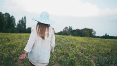 Bahar alan kız gülümseyen güzellik. Çayır. Sağlıklı uzun üfleme saç Enjoying doğa ile gülüyor ve mutlu genç model kadın portresi. Güzel genç kadın açık havada