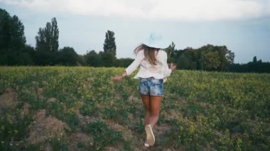 Bahar alan kız gülümseyen güzellik. Çayır. Sağlıklı uzun üfleme saç Enjoying doğa ile gülüyor ve mutlu genç model kadın portresi. Güzel genç kadın açık havada