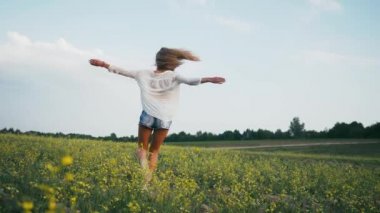 Bahar alan kız gülümseyen güzellik. Çayır. Sağlıklı uzun üfleme saç Enjoying doğa ile gülüyor ve mutlu genç model kadın portresi. Güzel genç kadın açık havada