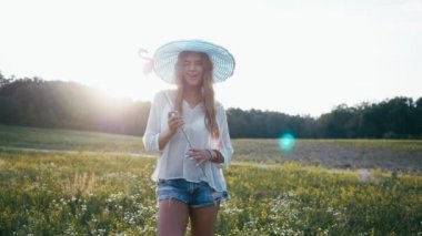 Bahar alan kız gülümseyen güzellik. Çayır. Sağlıklı uzun üfleme saç Enjoying doğa ile gülüyor ve mutlu genç model kadın portresi. Güzel genç kadın açık havada