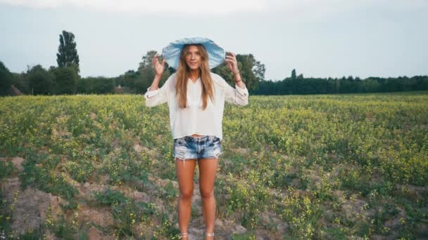 Beauty Smiling Girl on the Spring Field. Meadow. Portrait of Laughing And Happy young model woman with healthy long blowing hair Enjoying Nature. Beautiful Young Woman Outdoors — Stock Video