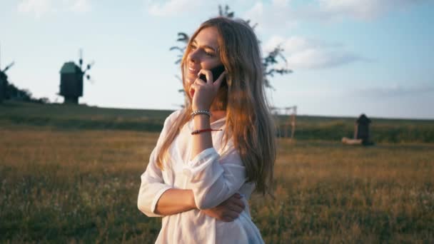 Femme dans le parc d'été en utilisant le téléphone portable. Prise de vue créative authentique — Video