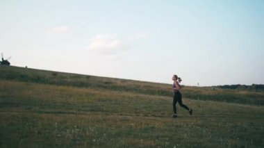 Açık havada egzersiz fitness izci Giyilebilir teknoloji Park'ta çalışan runner kadın. Gün batımında koşu