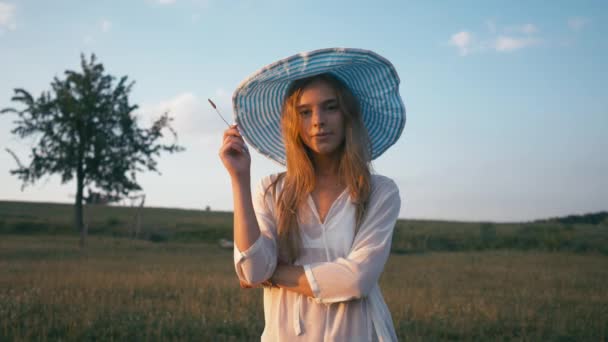 Bella ragazza sorridente sul campo di primavera. Prato. Ritratto di giovane donna ridente e felice modello con capelli lunghi e sani Godersi la natura. Bella giovane donna all'aperto — Video Stock