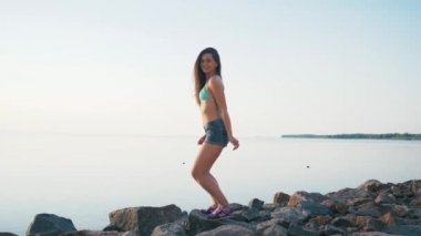 Güzel genç kadın gülümseyen saç tropik sahilde rüzgarda üfleme portresi kapatın