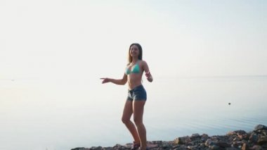 Güzel genç kadın gülümseyen saç tropik sahilde rüzgarda üfleme portresi kapatın