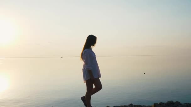 Femme avec course sur la plage au ralenti au coucher du soleil — Video