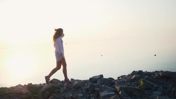 Mujer con correr en la playa en cámara lenta al atardecer — Vídeos de Stock