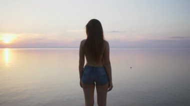 Hawaii üzerinde söyleyerek eller Merhaba sallayarak mutlu plaj kadın. Çok ırklı Asya Beyaz portresi kadın plajda. Merhaba yaz konsepti