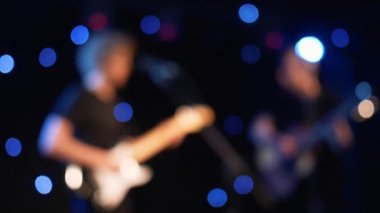 Konser rock grubu ile iki elektrik gitar şarkıcılar sahne performans bulanık. Müzik video punk, ağır metal veya rock grubu. Ağır çekim enstrüman iki adamın Orkestrası