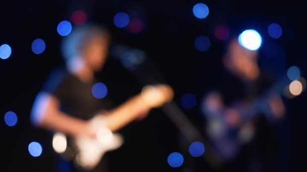 Concert rock flou sur scène avec deux chanteurs de guitares électriques. Clip punk, heavy metal ou groupe de rock. Bande de jeu d'instrument à mouvement lent de deux hommes 