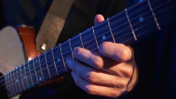 Concert rockband uitvoeren op het podium met twee elektrische gitaren zangers. Videoclip punk, heavy metal of rockgroep. Slow motion instrument spelen band van twee mannen — Stockvideo