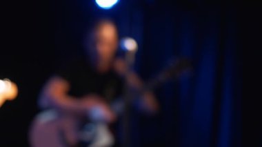 Sahnede iki elektrik gitar şarkıcılar konser rock bant. Müzik video punk, ağır metal veya rock grubu. Ağır çekim enstrüman iki adamın Orkestrası