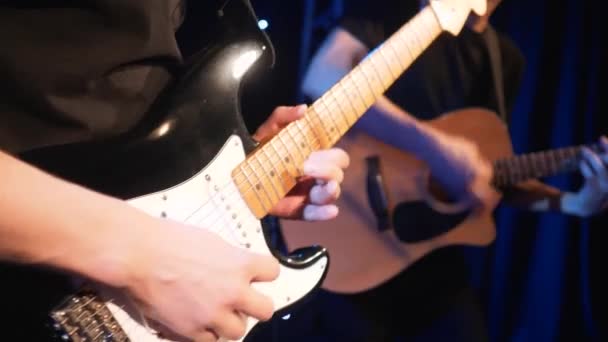 Banda de rock de concerto se apresentando no palco com dois cantores de guitarras elétricas. Videoclipe punk, heavy metal ou rock group. Instrumento de câmera lenta tocando banda de dois homens — Vídeo de Stock