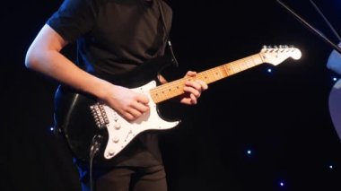 Sahnede iki elektrik gitar şarkıcılar konser rock bant. Müzik video punk, ağır metal veya rock grubu. Ağır çekim enstrüman iki adamın Orkestrası