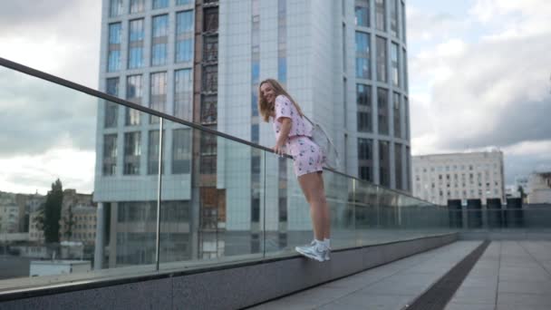 Χαριτωμένο ξέγνοιαστες Millenial Hipster κορίτσι έχοντας διασκέδαση και χαμόγελο, αστικό στους δρόμους της πόλης στο παρασκήνιο — Αρχείο Βίντεο