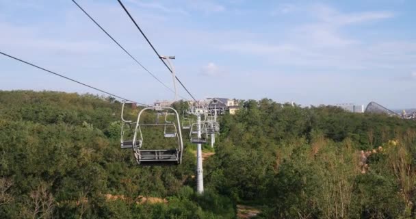 Bela vista do ropeway carro em movimento na montanha — Vídeo de Stock