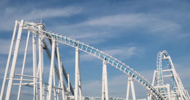 Statycznego ujęcia biały roller coaster z niebieski niebo w tle — Wideo stockowe