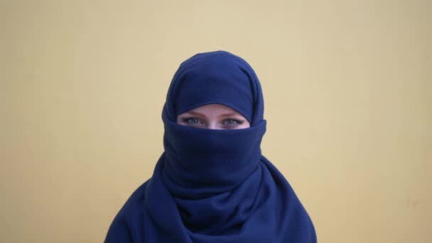 Primer plano retrato de encantadora joven musulmana mujer de negocios con hijab pañuelo en la cabeza buscando confiado sonriente profesional tranquilo ambicioso sobre fondo amarillo — Vídeos de Stock