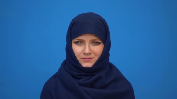 Close-up van portret van het dragen van hijab-hoofddoek zeker glimlachen kalm professional ambitieuze overziet blauwe achtergrond mooie jonge islamitische zakenvrouw — Stockvideo