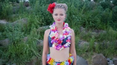Hawaii kadınla Pembe orkide çiçek lei garland. Bikini plaj hawaiian adasının büyük Adası üzerinde gülümseyen güzel beyaz kadın