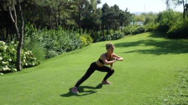 Egzersiz, uzanan ve açık havada çömelme eğitim genç kadın. Sağlıklı, fitness, sağlıklı yaşam yaşam tarzı. Spor, kalbî, egzersiz kavramı