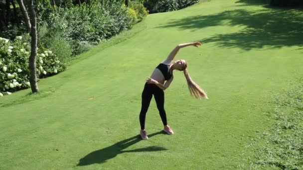 Mujer estirando el entrenamiento. Mujer fitness estiramiento antes del entrenamiento — Vídeos de Stock