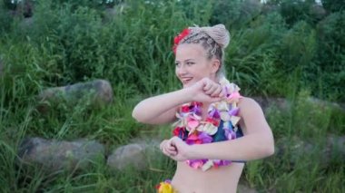 Örgülü saç ve eğlenceli ve aptal çiçek lei garland ile dans sahip çiçekler ile Hawaii kız
