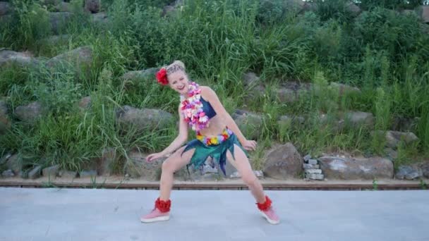 Hawaï fille avec des cheveux tressés et des fleurs avoir du plaisir et de la danse idiote avec guirlande de lei fleur — Video