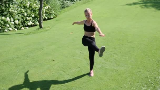 Donna che si allunga. Fitness donna stretching prima dell'allenamento — Video Stock