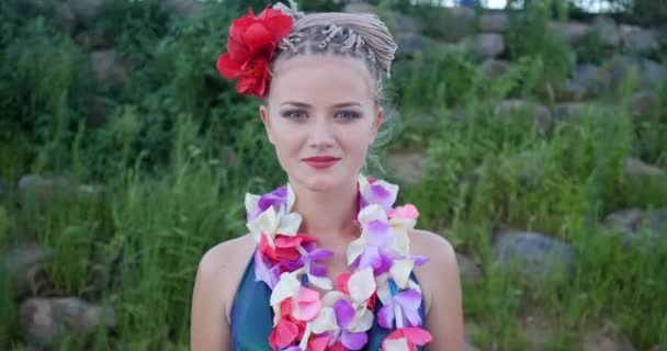 ピンクの蘭の花のレイ ガーランドとハワイの女性。ハワイ島ハワイ島のビーチでビキニで美しい笑顔の白人女性 — ストック動画