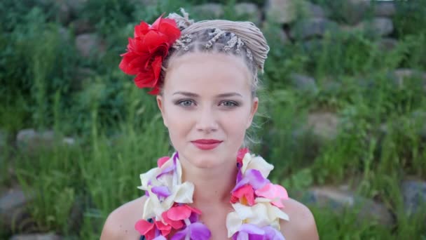 Hawaii kvinna med blomslinga lei av rosa orkidéer. Vackra leende kaukasisk kvinna i bikini på stranden av hawaiianska ön Big Island — Stockvideo