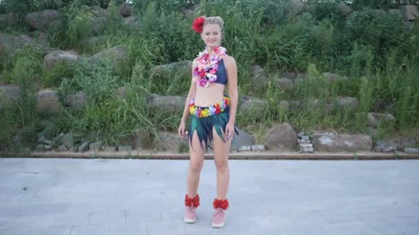 夏威夷女孩与编织的头发和花有乐趣和愚蠢的舞蹈与花梨花环 — 图库视频影像