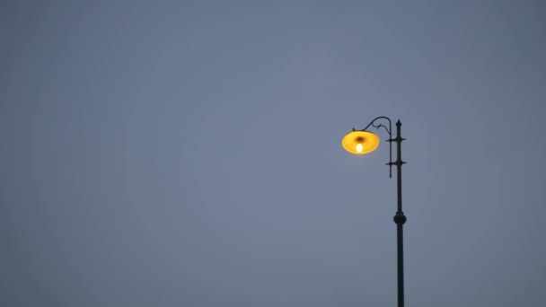 Un lampadaire sur fond de ciel au coucher du soleil. Texte de l'espace de copie — Video