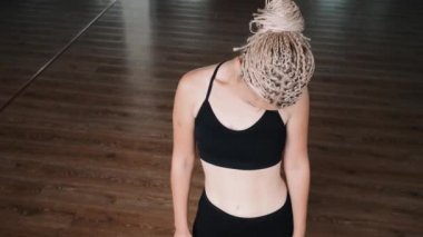 Eğitim germe kadın. Önce eğitim ısınma fitness kadın