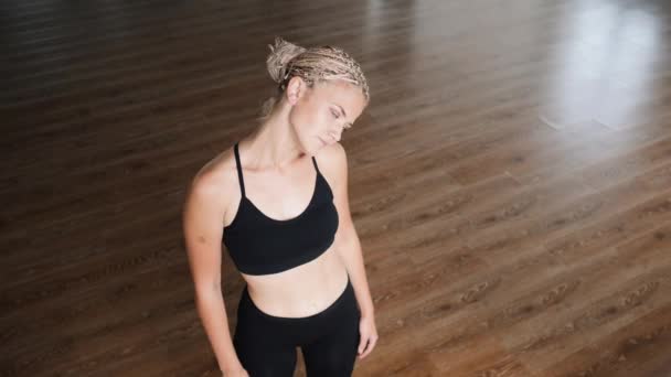 Vrouw uitrekken van training. Fitness vrouw warming-up vóór de training — Stockvideo