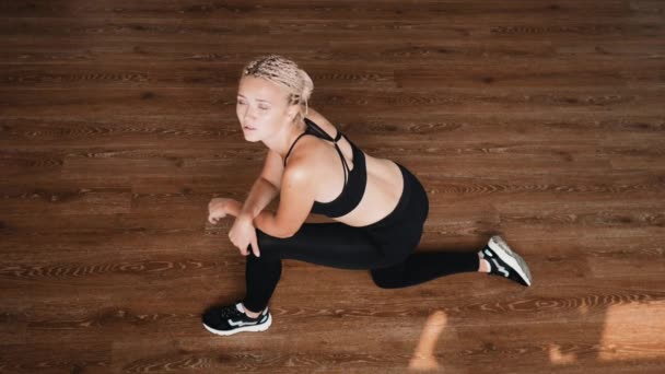 Mujer estirando el entrenamiento. Mujer fitness calentándose antes del entrenamiento — Vídeos de Stock