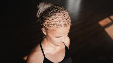 Egzersiz, germe ve fitness egzersiz eğitim genç kadın. Sağlıklı, fitness, sağlıklı yaşam yaşam tarzı. Spor, kalbî, egzersiz kavramı
