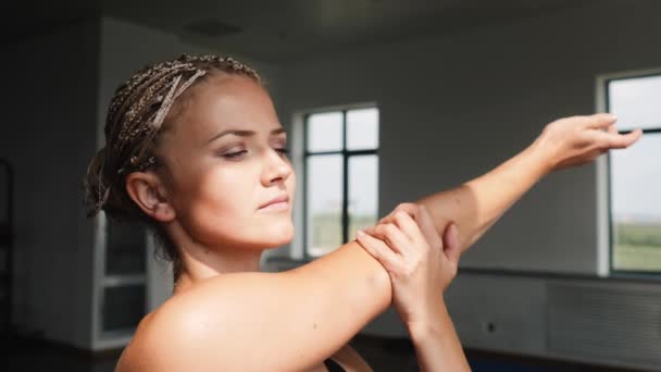 Mujer estirando el entrenamiento. Mujer fitness estiramiento antes del entrenamiento — Vídeos de Stock