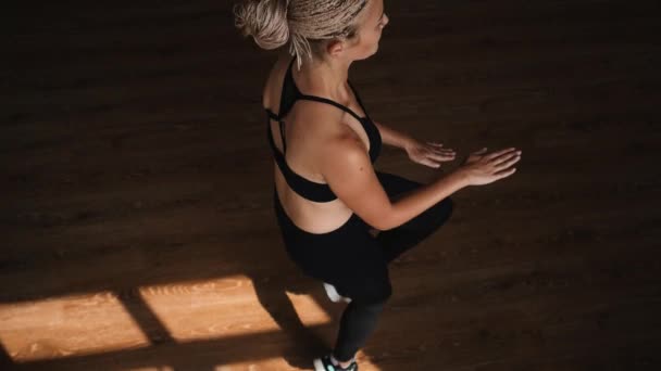 Genç Sarışın kadın ince bir rakam ile aerobik jimnastik salonunda devreye girer. Bir çalışma yere fitness egzersiz yapıyor. Ağır çekim — Stok video